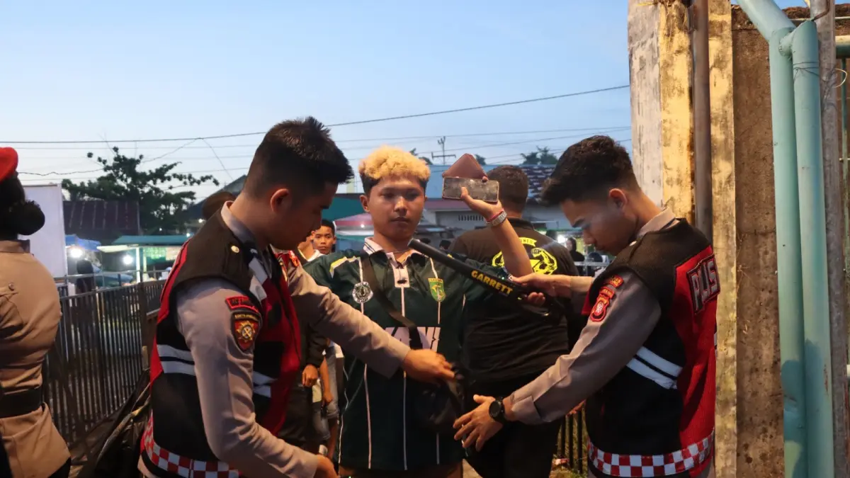Petugas memeriksa pengunjung. Ribuan penonton memadati Stadion Baning, Sintang, saat berlangsungnya Kapura Fest 2026 yang menghadirkan artis ibu kota dan musisi lokal dalam suasana meriah, aman, dan tertib. (DOK. POLRES SINTANG)