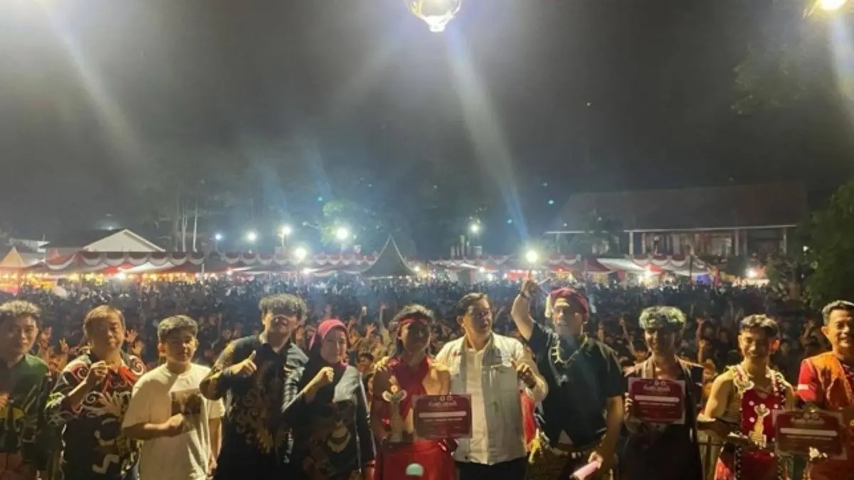 Suasana kegiatan Parade Tari dalam rangkaian Gawe Dayak Naik Dango XXVI Kota Singkawang di Rumah Adat Dayak Singkawang, Sabtu (30/5).