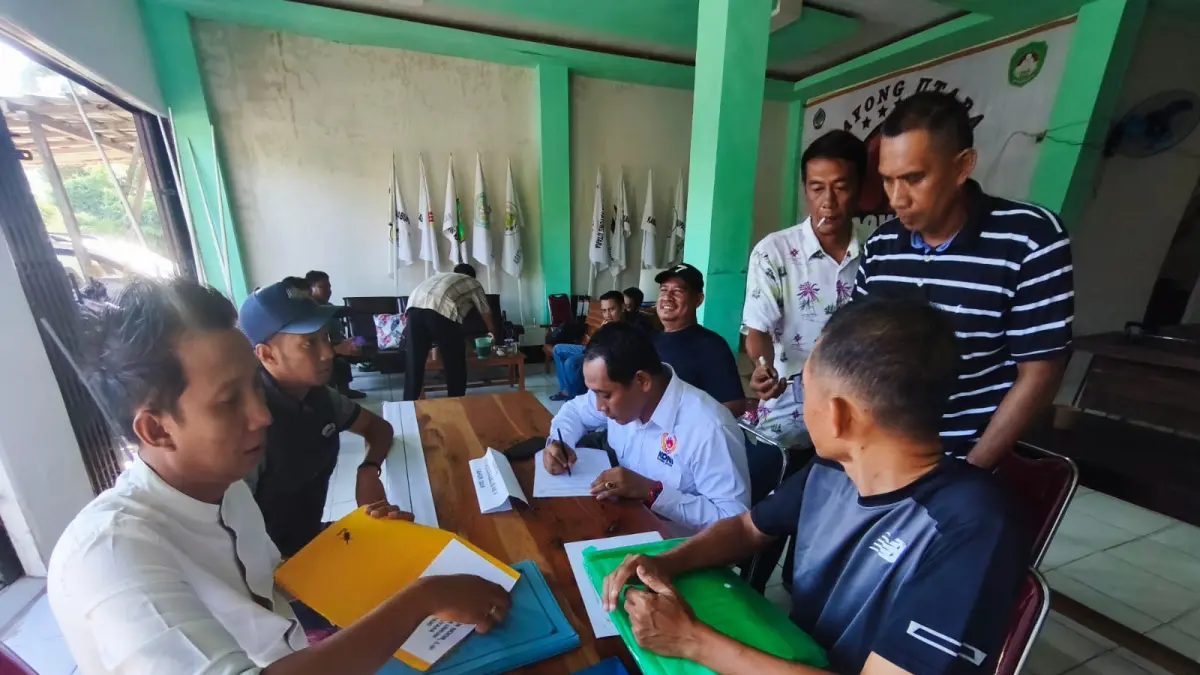 KEMBALIKAN BERKAS: Bakal calon Ketua KONI Kabupaten Kayong Utara, Syarif Rendi, mengembalikan formulir pendaftaran kepada Tim Penjaringan dan Penyaringan (TPP) Musorkablub V KONI Kayong Utara, Minggu (31/5/2026). Ia maju dengan mengusung slogan "Kolaborasi untuk Prestasi" guna memperkuat pembinaan olahraga dan meningkatkan prestasi atlet daerah. (DANANG/PONTIANAK POST)