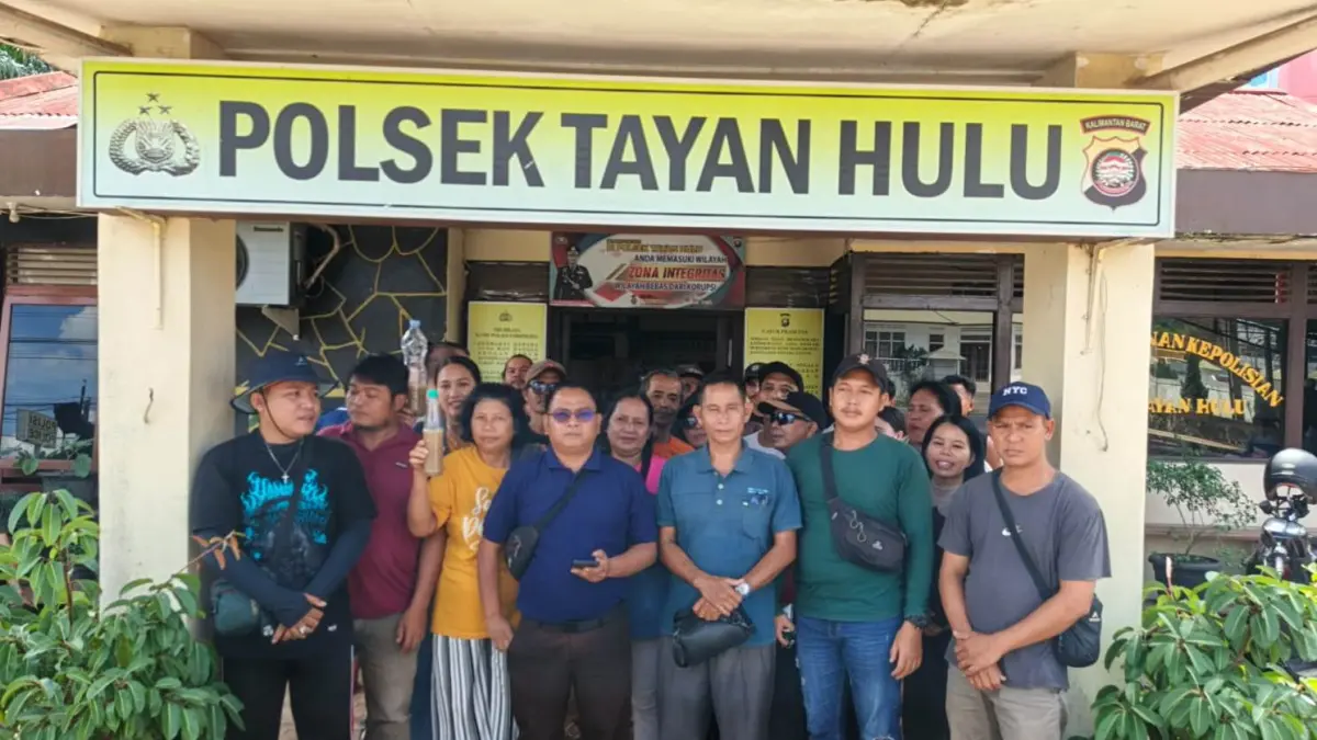 ULTIMATUM WARGA – Perwakilan masyarakat dari sejumlah desa di Kecamatan Tayan Hulu menyampaikan pernyataan sikap menolak aktivitas PETI kepada Polsek Tayan Hulu, Minggu (31/5). Warga mendesak penindakan terhadap tambang emas ilegal yang diduga mencemari Sungai Sekayu dan Sungai Tayan serta mengancam kesehatan masyarakat. (IST)