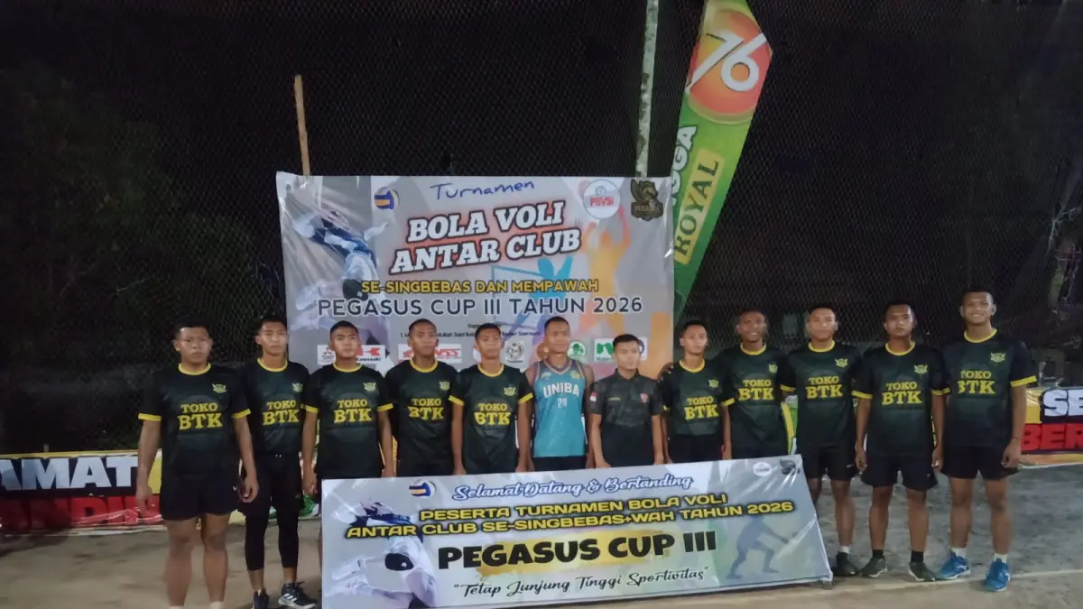 PERSAINGAN MEMANAS: Salah satu klub peserta siap beradu kemampuan dalam Kejuaraan Bola Voli Pegasus Cup III di Lapangan Sungai Rasau, Singkawang Utara. Turnamen yang diikuti 21 klub dari Singkawang, Bengkayang, Sambas, dan Mempawah ini menjadi ajang pembinaan sekaligus pencarian bibit atlet potensial Kalimantan Barat. (IST)