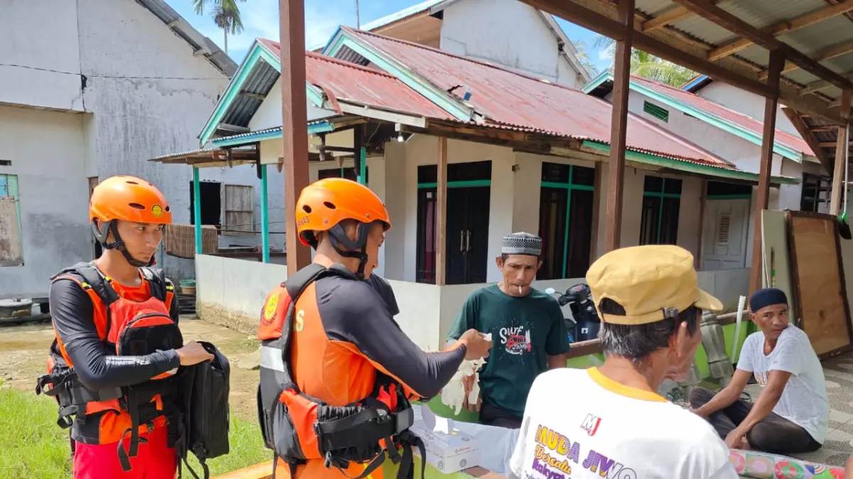 DISERAHKAN KE KELUARGA – Tim SAR Gabungan mengevakuasi jenazah Iqbal (29) yang ditemukan meninggal dunia pada hari kedua operasi pencarian sebelum diserahkan kepada pihak keluarga di Teluk Pakedai, Kubu Raya. (IST)