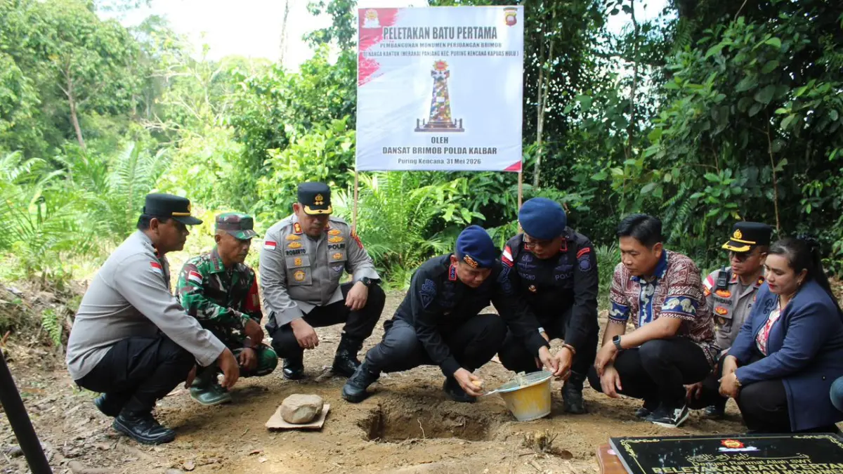 HIDUPKAN KEMBALI SEJARAH: Dansatbrimob Polda Kalbar Kombes Pol Dede Rojudin melakukan peletakan batu pertama Monumen Perjuangan Brimob di Desa Merakai Panjang, Kapuas Hulu, Minggu (31/5). Monumen tersebut dibangun untuk mengenang enam anggota Brimob yang gugur dalam pertempuran mempertahankan perbatasan Indonesia pada 1965. (IST)