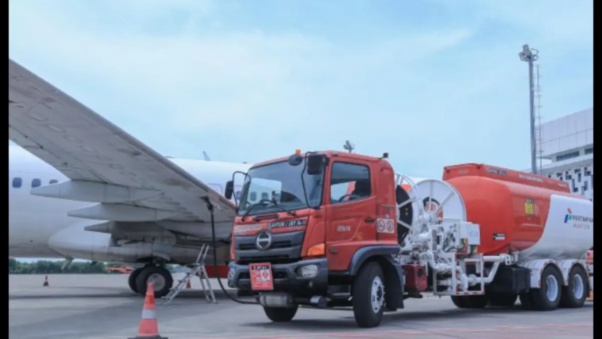 Ilustrasi - Mobil tangki PT Pertamina Patra Niaga mengisi bahan bakar avtur ke pesawat udara. (ANTARA/HO-PT Pertamina Patra Niaga)