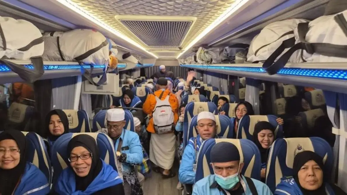 Jemaah haji asal Indonesia bersiap berangkat menuju Bandara Internasional King Abdulaziz di Jeddah, Arab Saudi, sebelum pulang ke Tanah Air. (Kemenhaj)

