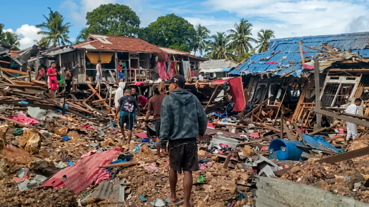 LEDAKAN: Ledakan bom menerjang kawasan padat penduduk di Kampung Yenures, Distrik Biak Kota, tepat di samping Kantor Dinas Perikanan, Pusat Kota Biak, Papua, pada Minggu (31/5) sore sekitar pukul 15.00 WIT. /// TANGKAPAN LAYAR VIDEO WARGA/DIOLAH DENGAN AI