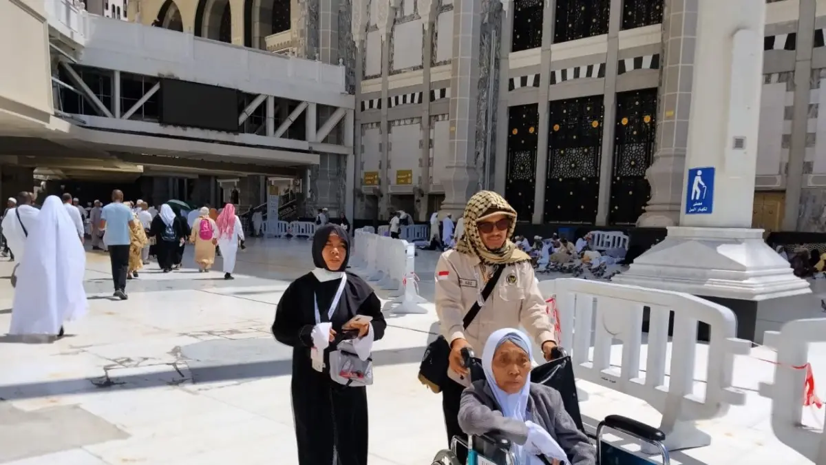 Petugas memberikan pelayanan kepada jemaah haji lansia. (Kemenhaj)