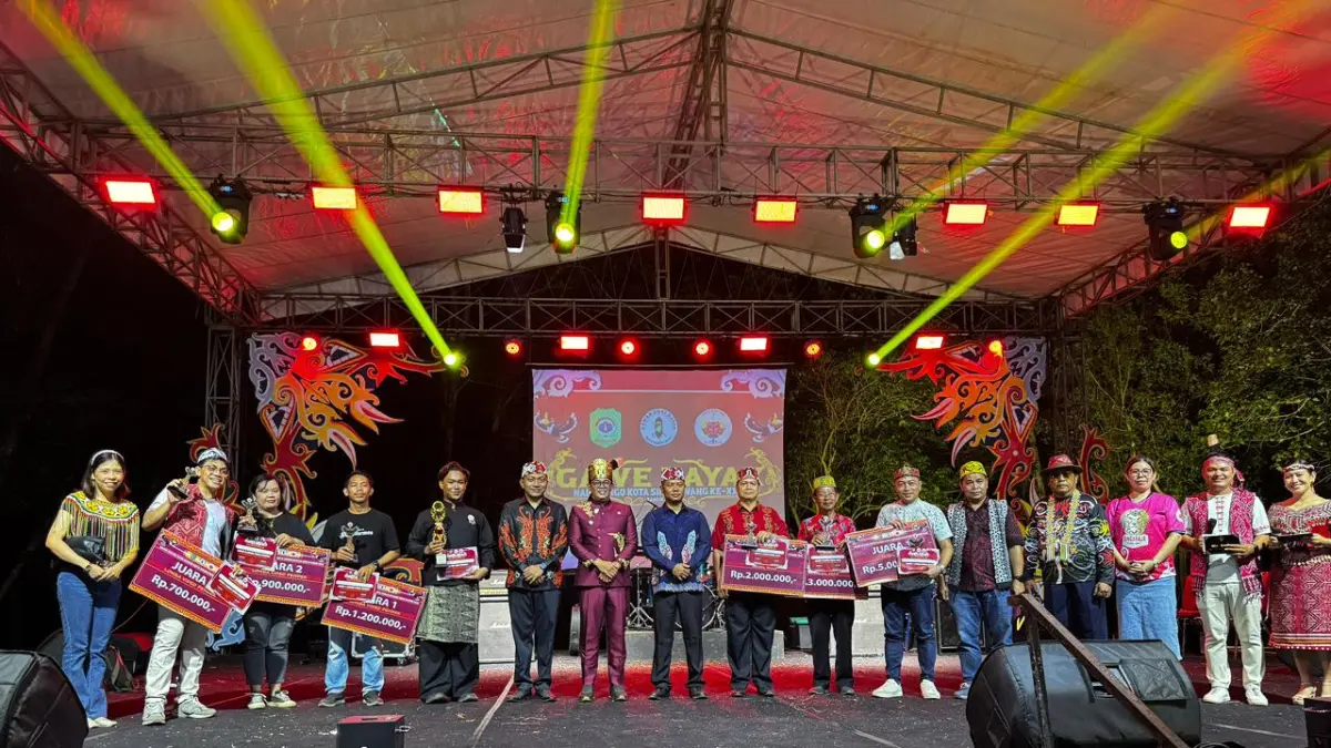 PENYERAHAN HADIAH: Wakil Wali Kota Singkawang menyerahkan hadiah kepada para pemenang pada malam penutupan Gawe Dayak Naik Dango ke-26 Tahun 2026 di Rumah Adat Dayak Kota Singkawang, Minggu (31/5). Penghargaan diberikan sebagai bentuk apresiasi atas partisipasi dan prestasi dalam berbagai perlombaan serta kegiatan budaya selama festival berlangsung. (IST)