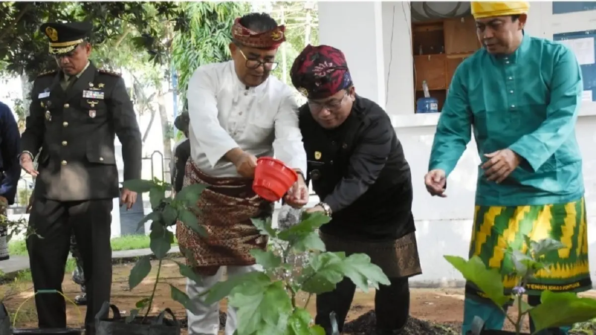 TANAM CABAI: Usai memimpin Upacara Hari Lahir Pancasila, Dirjen Polpum Kemendagri, Akmal Malik didampingi Wabup Kubu Raya, Sukiryanto menanam cabai dan terong di halaman Kantor Bupati Kubu Raya, Senin (1/6). (Prokopim Kubu Raya)
