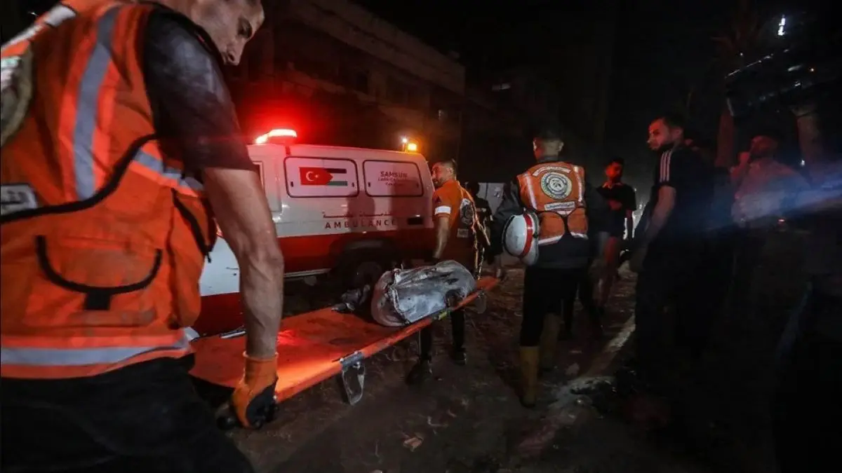 Tim penyelamat bekerja di dekat sebuah pemukiman warga yang menjadi sasaran serangan udara Israel di malam Iduladha di pusat Kota Gaza, Palestina, Rabu (27/5/2026). (ANTARA/Xinhua)