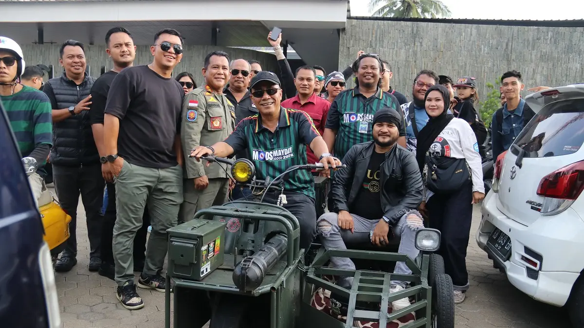 TOURING: Wakil Gubernur Kalbar Krisantus saat berfoto bersama peserta touring Pontianak MODS May Day 2026 (Road to Parade Scooter Borneo XXI).(Adpim Pemprov Kalbar) 

