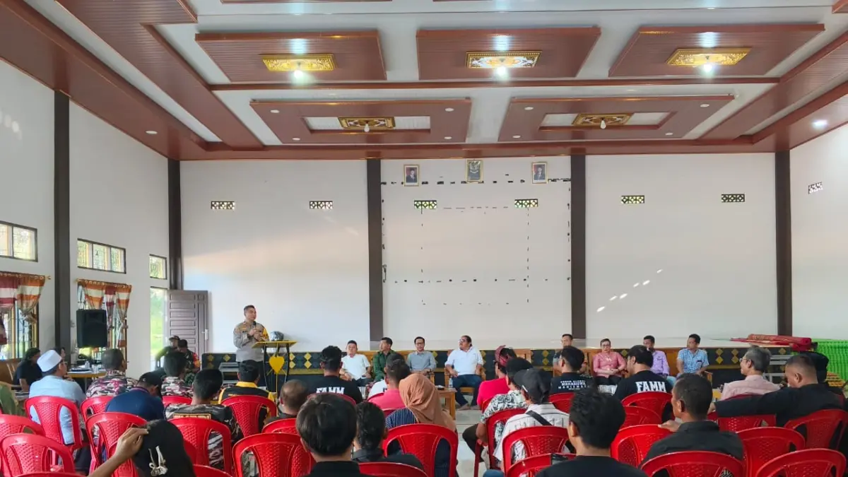 PERANGI NARKOBA: Kapolsek Manis Mata IPTU Meinardus Yudiansyah bersama unsur Forkopimcam, tokoh masyarakat, tokoh agama, dan warga menghadiri penyuluhan bahaya narkoba di Gedung Padepokan PSHT, Desa Manis Mata, Minggu (31/5). Kegiatan tersebut menegaskan komitmen bersama untuk menyelamatkan generasi muda dari ancaman penyalahgunaan dan peredaran narkotika. (IST)
