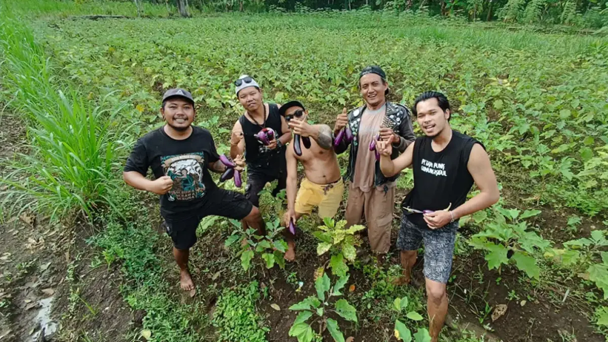 PETANI PUNK – Anggota Komunitas Petani Punk Gunungkidul menggarap lahan pertanian di Kapanewon Karangmojo, Gunungkidul. Berawal dari kegelisahan melihat minimnya regenerasi petani, komunitas ini berhasil mengubah lahan tidur menjadi produktif serta mendampingi ratusan pemuda desa kembali menekuni sektor pertanian. (Dok. Komunitas Petani Punk Gunungkidul)