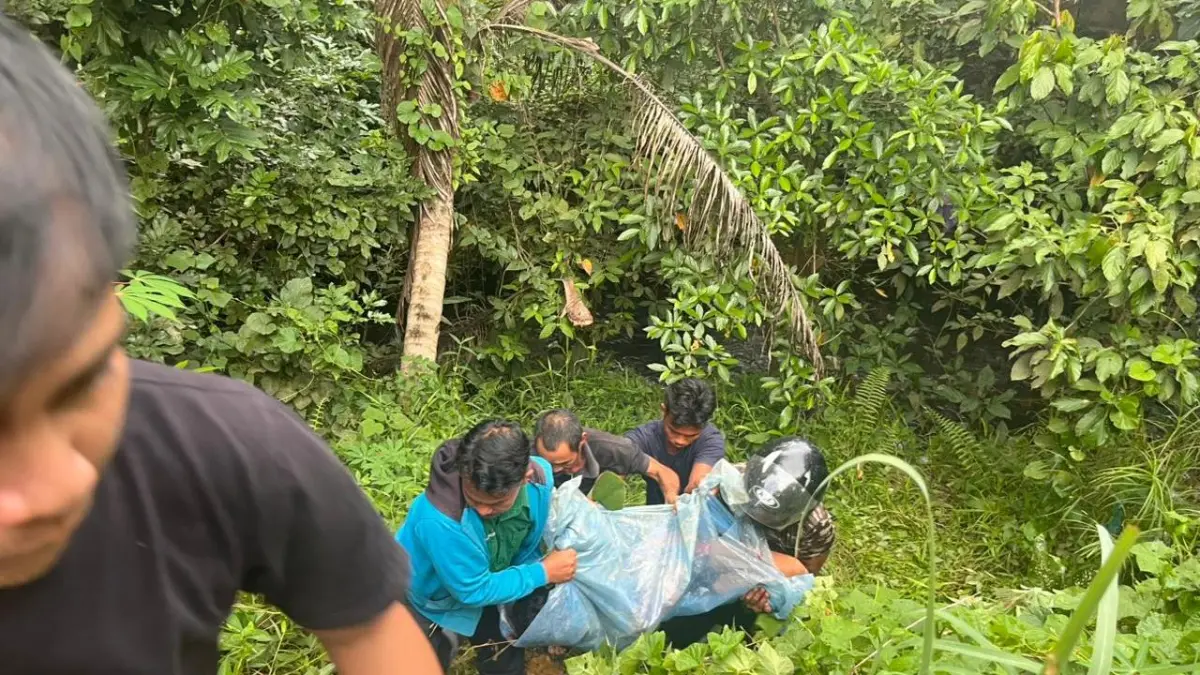 Petugas kepolisian bersama warga mengevakuasi korban kecelakaan lalu lintas di kawasan Jembatan Suban, Kecamatan Sekayam, Kabupaten Sanggau, Senin (1/6/2026). Insiden yang melibatkan dua sepeda motor tersebut mengakibatkan dua remaja meninggal dunia di lokasi kejadian.