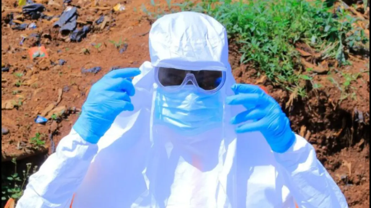 Seorang petugas kesehatan mengenakan alat pelindung diri sebelum mengangkut jenazah seseorang yang meninggal karena diduga terinfeksi Ebola di desa Mongbwalu, provinsi Ituri, di bagian timur Republik Demokratik Kongo, pada 25 Mei 2026. (ANTARA/ Anadolu Agency/pri.)