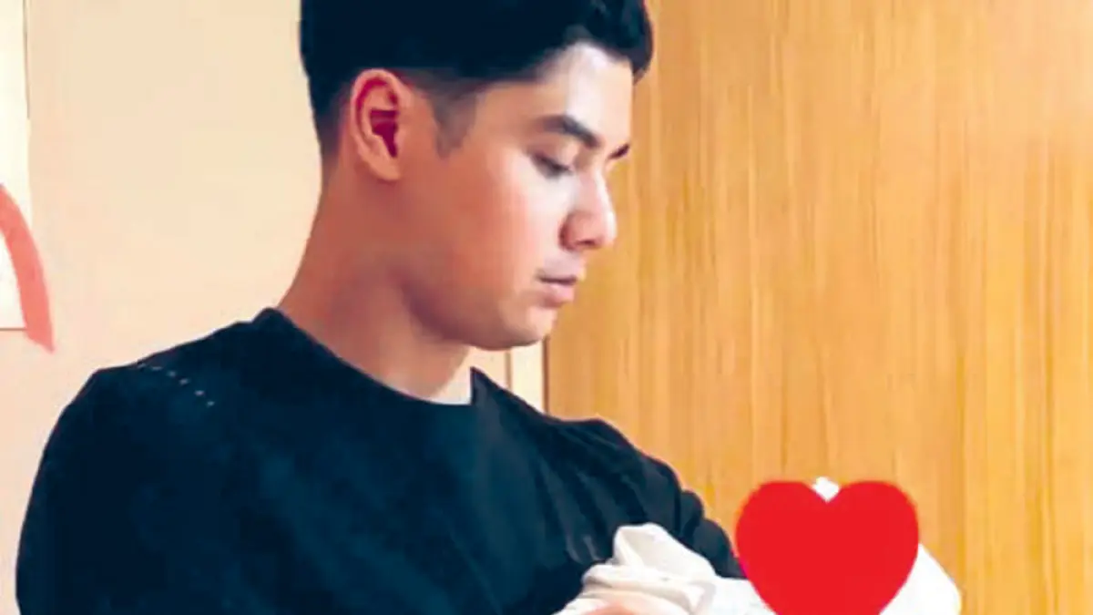 Al menggendong baby Soso. (INSTAGRAM AL GHAZALI)