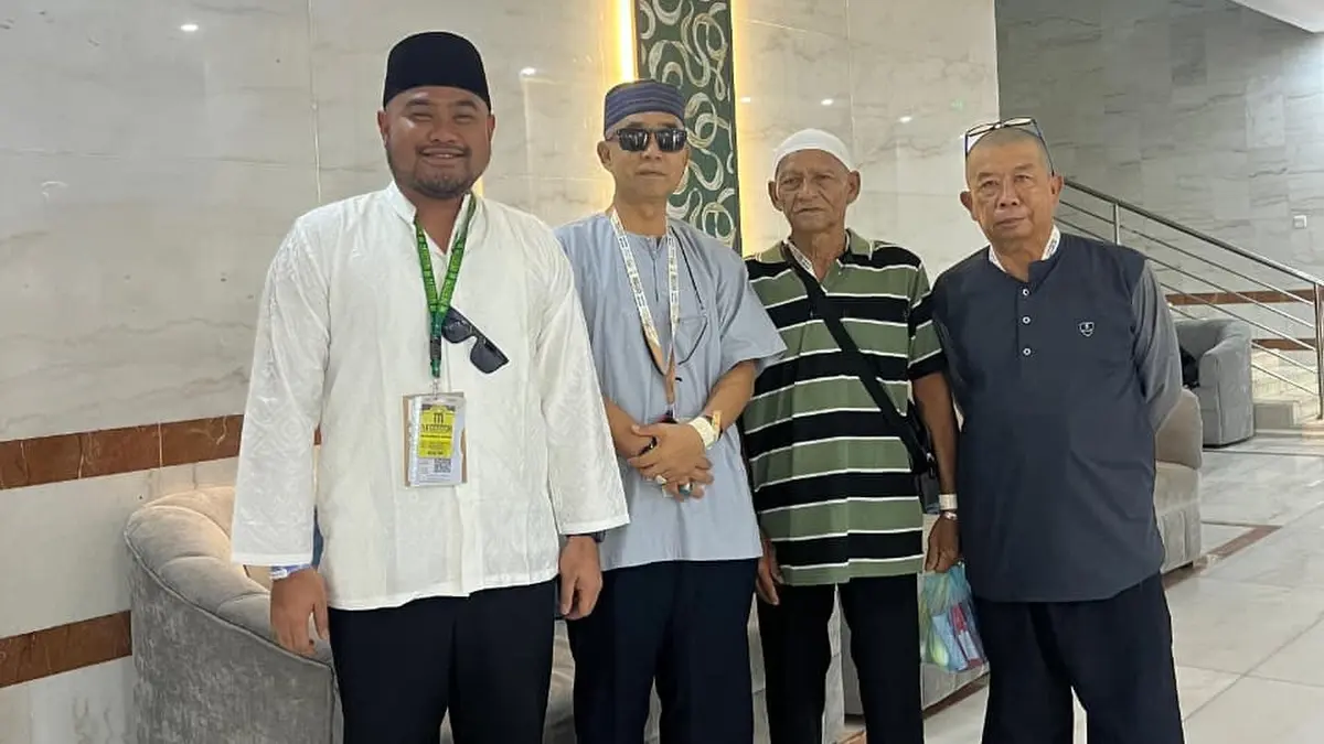 Anggota Komisi B DPRD Kabupaten Sintang, Agung Gumiwang (ujung kiri) menyambangi jemaah haji asal Kabupaten Sintang. (ISTIMEWA)