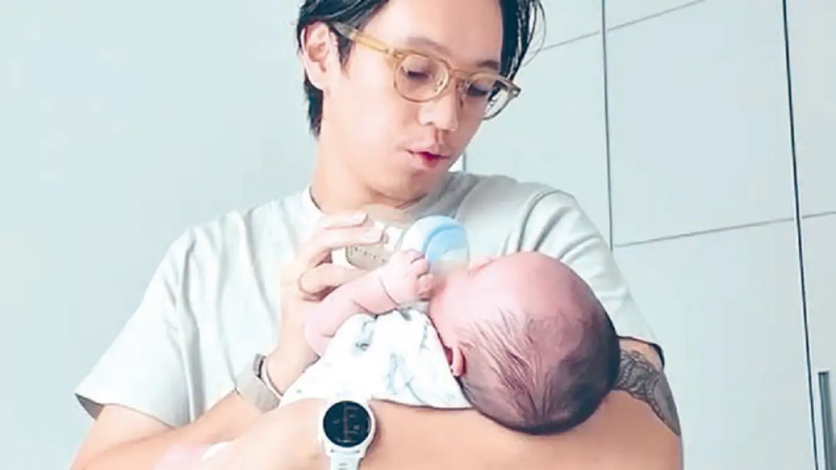 Brandon kerap membagikan momen bersama anak di media sosial. Termasuk membagikan tips agar bayi kooperatif dengan memberi makan dulu. (INSTAGRAM BRANDON SALIM)