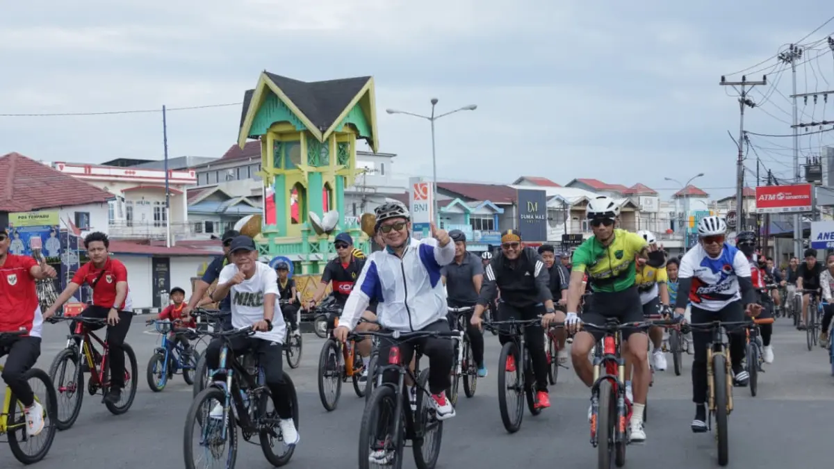 Bupati dan Wabup Ketapang, Alexander Wilyo, dan Jamhuri Amir, ikut bersepeda bersama KSK Reborn, Minggu (31/5). (ISTIMEWA)
