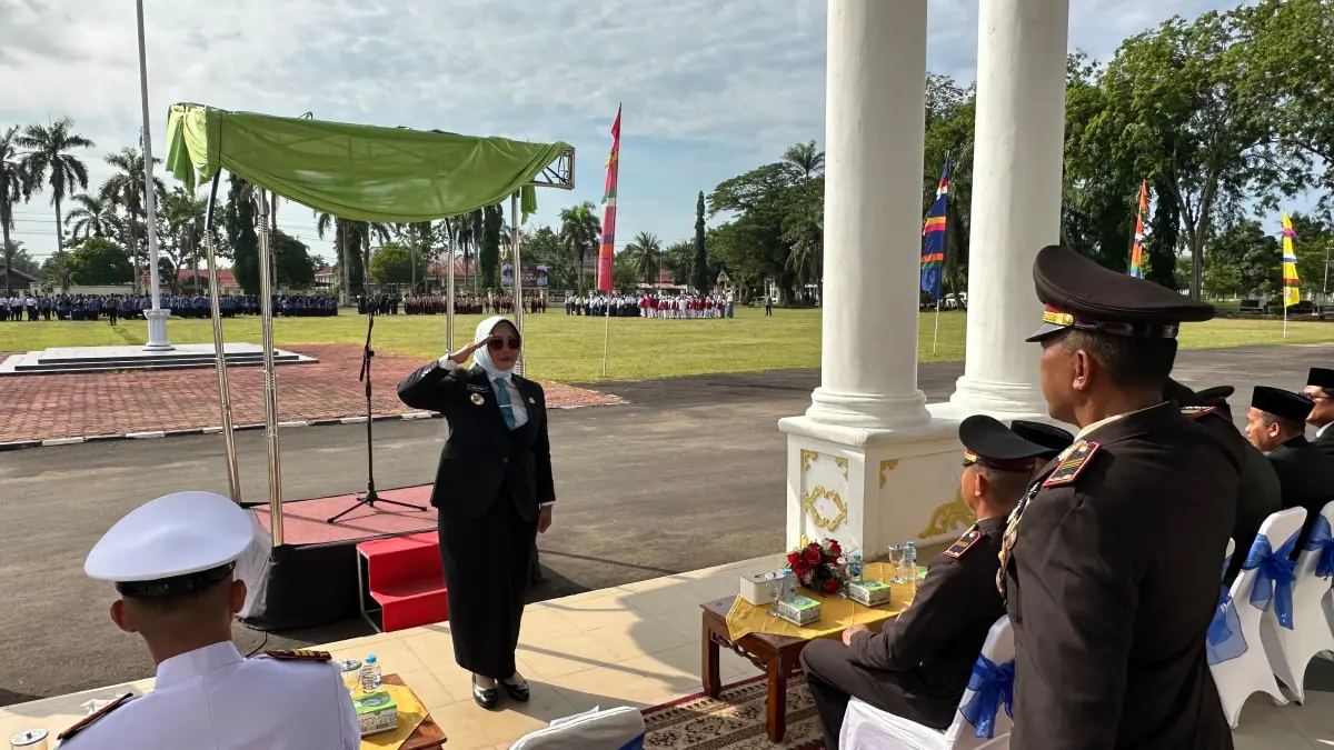 Bupati Erlina saat memimpin apel peringatan Hari Lahir Pancasila.