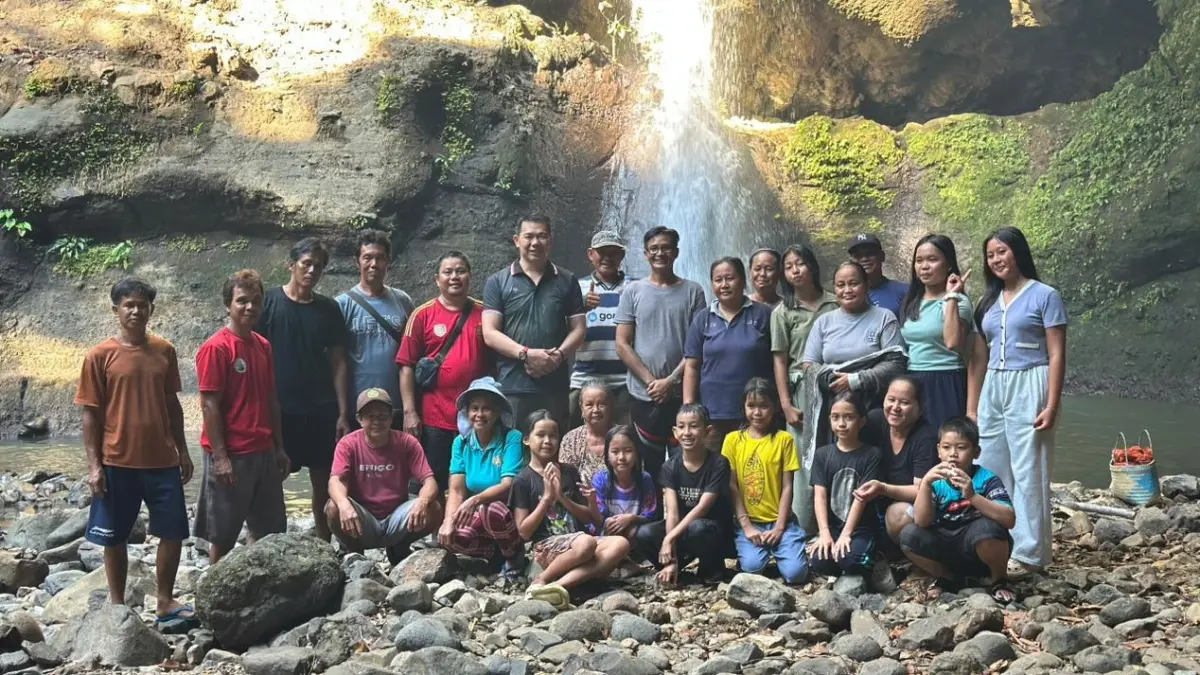 Bupati Kapuas Hulu Fransiskus Diaan saat mengunjungiobjek wisata rohani Gurung Sepangin yang terletak di Lubuk Mantuk Desa Tekudak Kecamatan Kalis.  (ISTIMEWA)