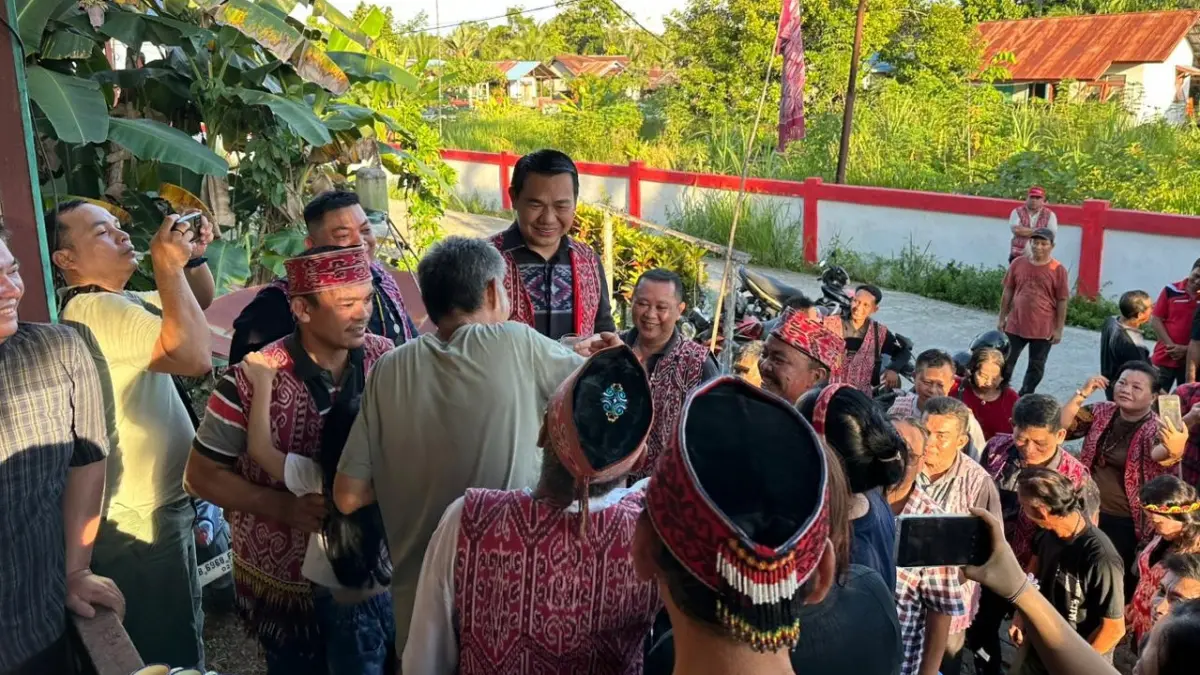 Bupati Kapuas Hulu saat merayakan Gawai Dayak Makai Taon di Desa Seluan Kecamatan Putussibau Utara bersama masyarakat. (ISTIMEWA)