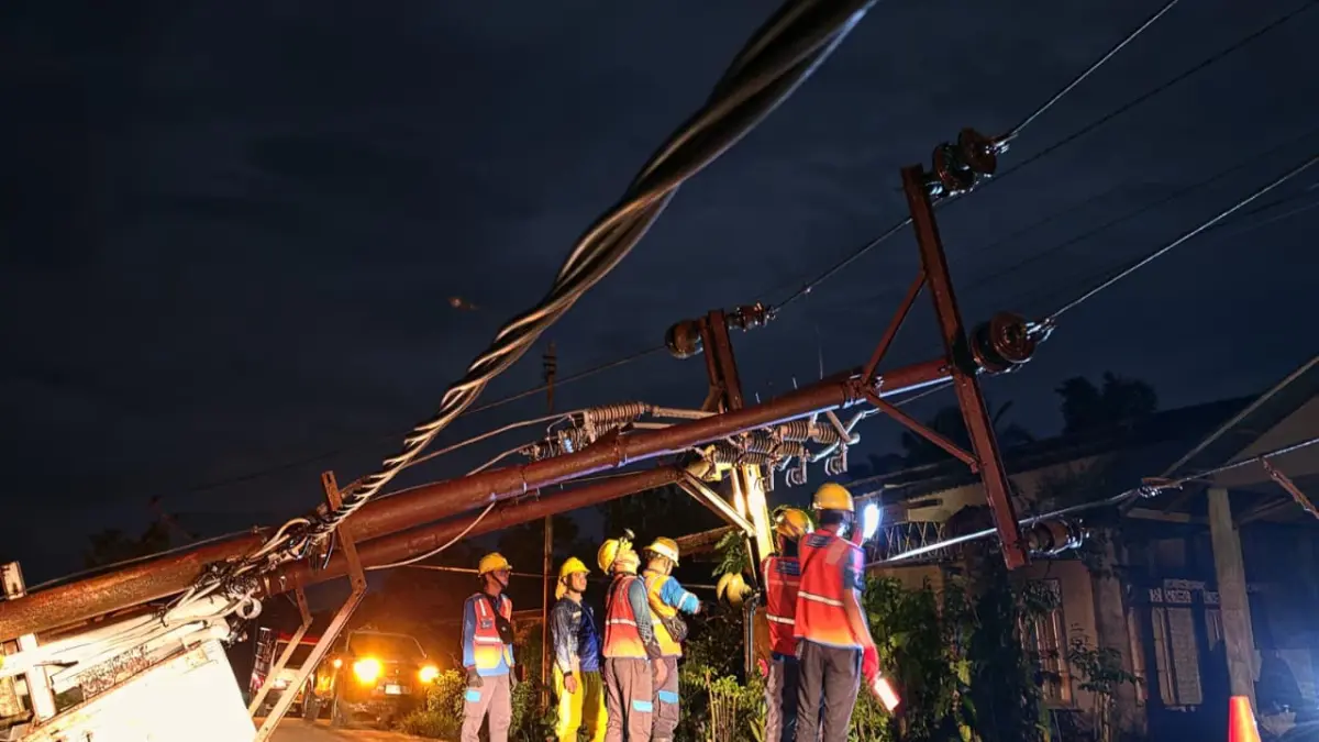 Gerak cepat Petugas Pelayanan Teknik melakukan pengamanan Gardu Distribusi dan tiang listrik yang tumbang, akibat cuaca ekstrem di Desa Segarau Parit, Kecamatan Tebas, Kabupaten Sambas.