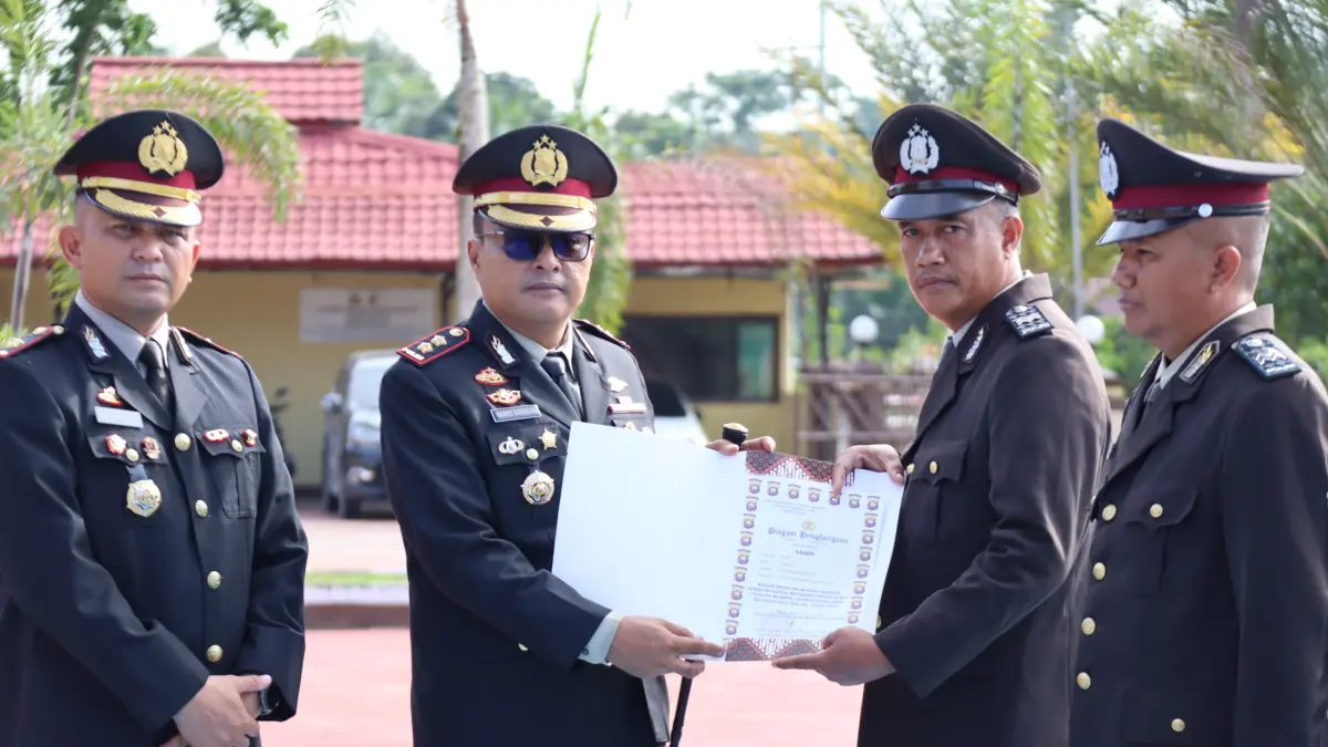 Kapolres Melawi AKBP Harris Batara Simbolon menyerahkan penghargaan kepada Aiptu Najahi atas dedikasinya menggerakkan kegiatan fardu kifayah bersama masyarakat Desa Paal sejak 2020.