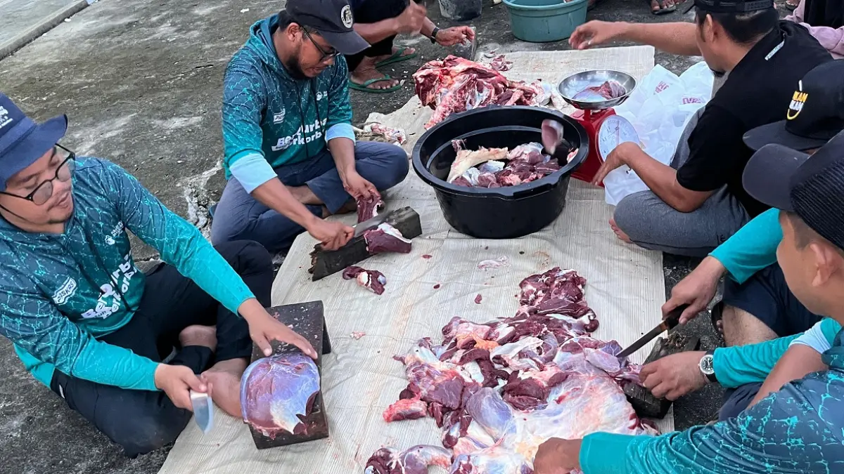 Kegiatan pembagian daging hewan kurban pada Iduladha oleh Surau Muzalan Kayong Utara.  (ISTIMEWA)