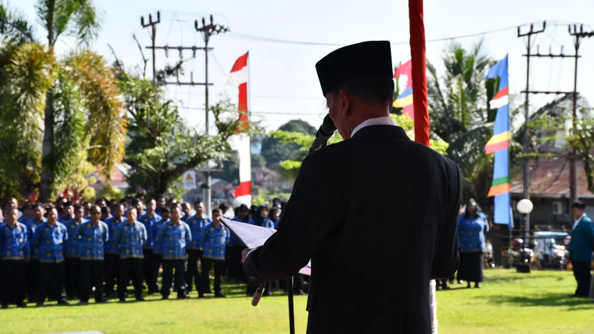 Pemkab Sintang memperingati Hari Lahir Pancasila 2026 dengan upacara bendera di Halaman Kantor Bupati Sintang, Senin (1/6). (RISKA / PONTIANAK POST)