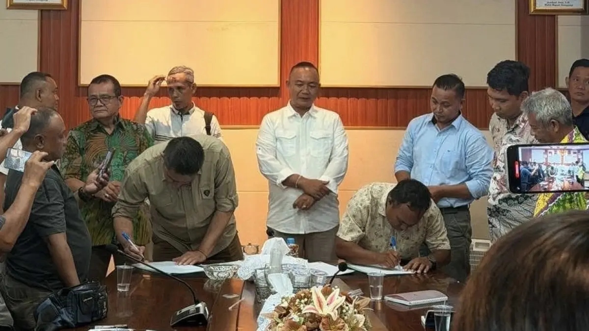 Penjabat Kepala Desa Segar Wangi, Suryadi, mewakili masyarakat Desa Segar Wangi dan pihak PT. RSM menandatangani kesepakatan penyelesaian sengketa, Jumat (29/5).