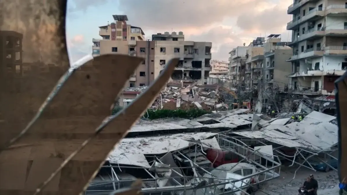 Reruntuhan bangunan akibat serangan udara Israel di Rumah Sakit Jabal Amel, Selatan Tyre, Lebanon, 1 Juni 2026. (Aljazeera)