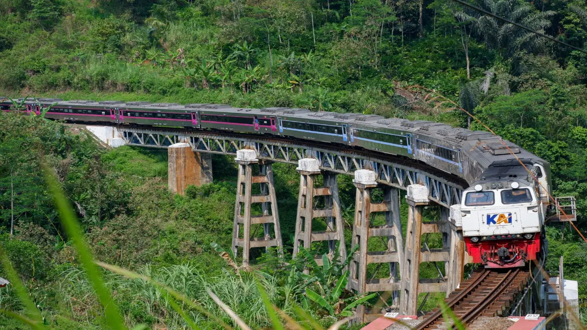 Salah satu jalur kereta api terindah di Indonesia. (KEMENTERIAN PARIWISATA)