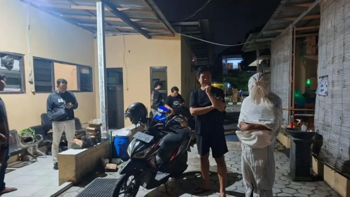 Sejumlah remaja pembuat konten pocong diamankan di Polres Sragen, Kamis. (ANTARA/HO-Humas Polda Jateng)