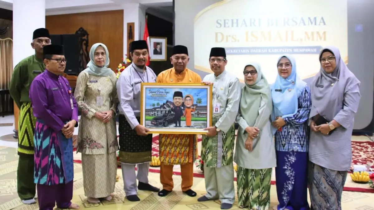 Sekda Ismail menerima cinderamata dari Wabup Mempawah Juli Suryadi Burdadi.
