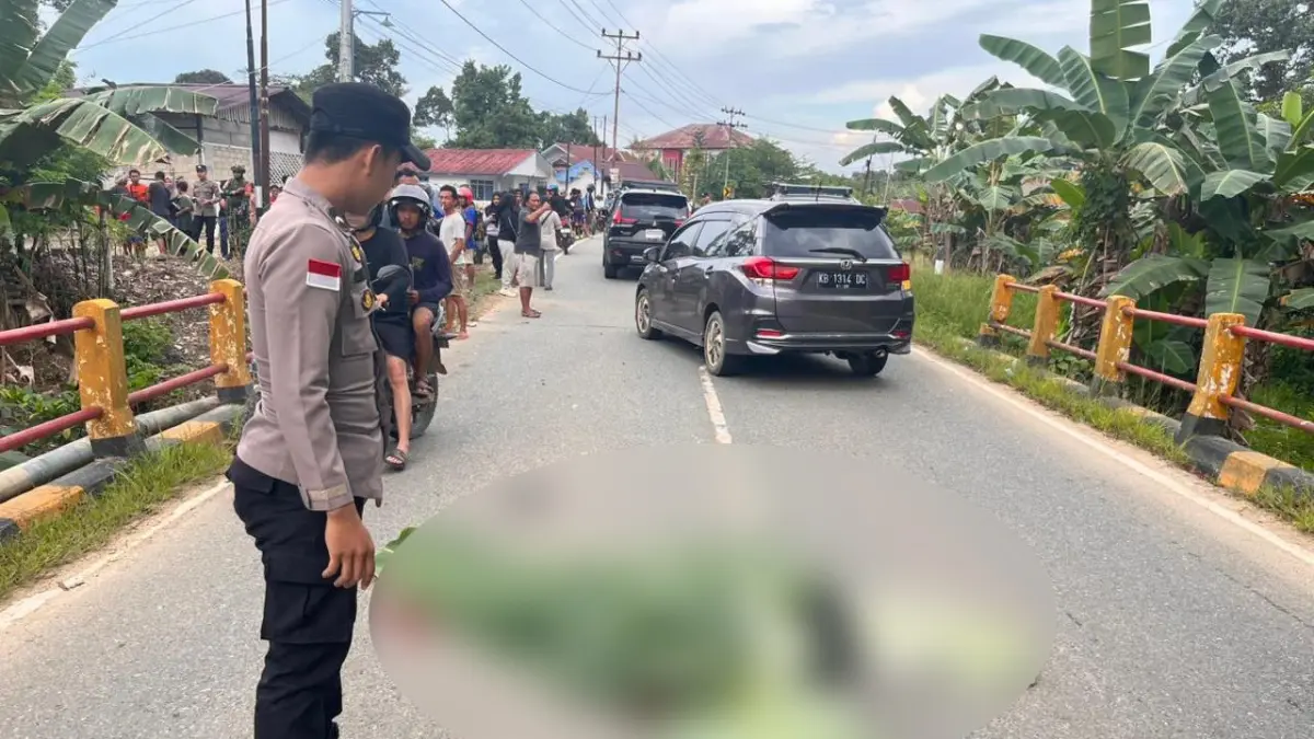 Petugas Polsek Sekayam melakukan olah tempat kejadian perkara (TKP) kecelakaan maut di Jembatan Suban, Desa Balai Karangan, Kecamatan Sekayam, Kabupaten Sanggau, Senin (1/6/2026). Polisi mengumpulkan keterangan saksi dan mengamankan barang bukti untuk mengetahui penyebab pasti kecelakaan yang menewaskan dua remaja.