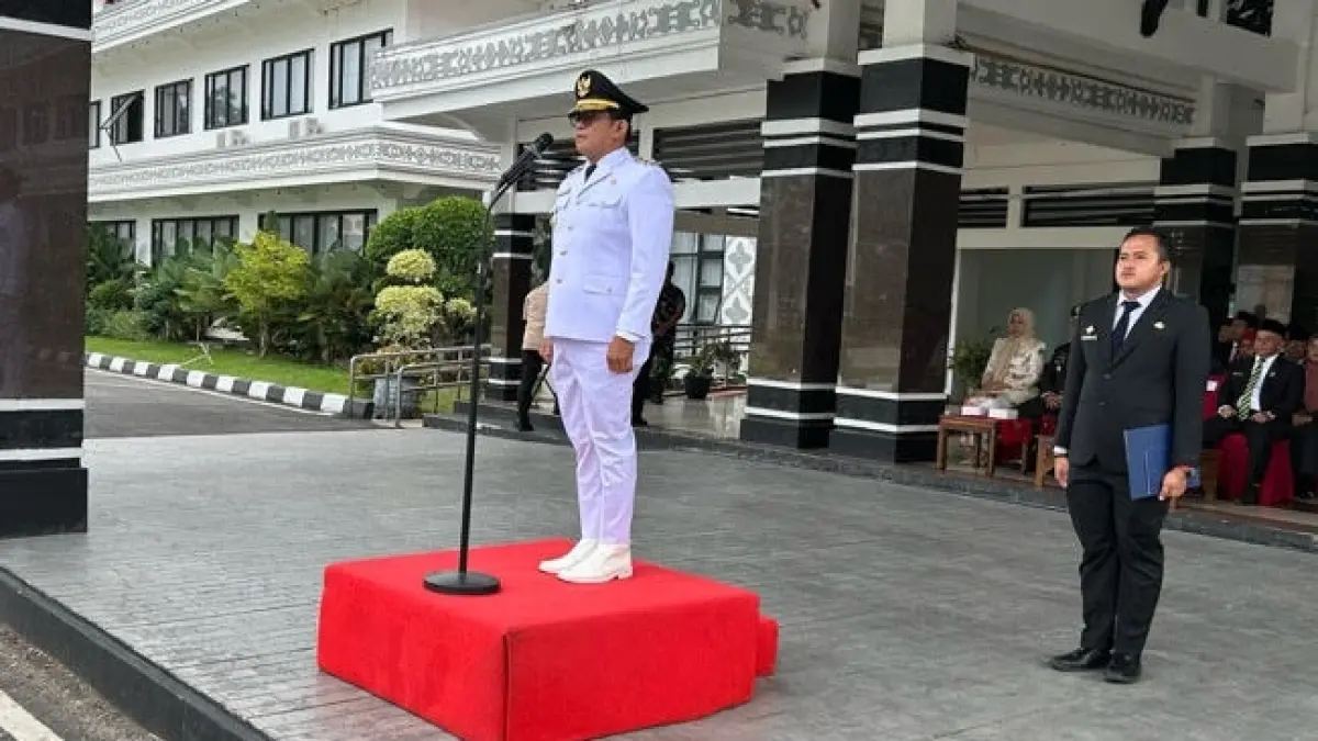 Wakil Wali Kota Singkawang, Muhammadin, bertindak sebagai inspektur upacara Peringatan Hari Lahir Pancasila Tahun 2026 di halaman Kantor Wali Kota Singkawang, Senin (1/6).