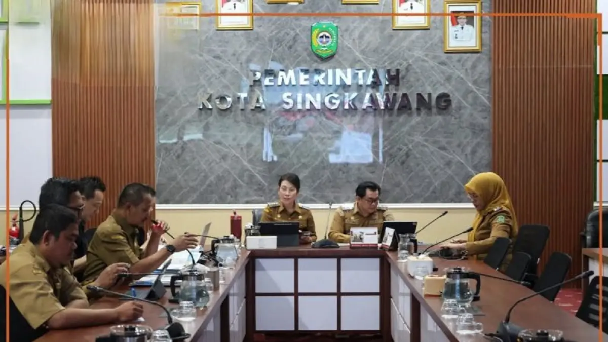 Wali Kota Singkawang Tjhai Chui Mie memimpin rapat kerja pembahasan masterplan tata ruang Kota Singkawang di Kantor Wali Kota Singkawang, Selasa (2/6). (ANTARA/Narwati)
