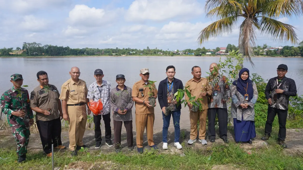 Aksi penanaman pohon oleh PT Permodalan Nasional Madani (PNM) di Kelurahan Ladang, Kecamatan Sintang, Kabupaten Sintang, Selasa (2/6). (ISTIMEWA