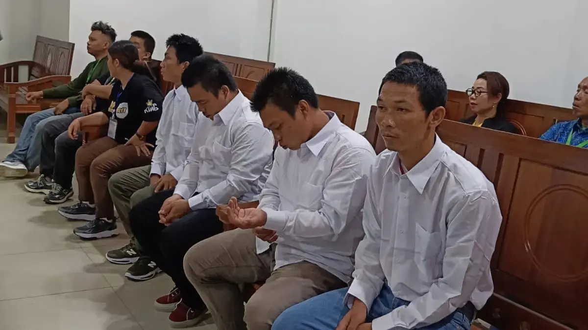 Empat terdakwa kasus PETI di Boyan Tanjung saat menjalani persidangan di Pengadilan Negeri Putussibau. (TAUFIK/PONTIANAK POST)
