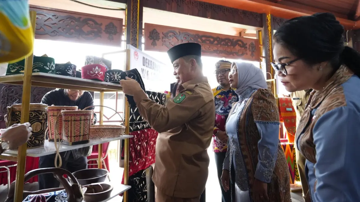Gubernur Kalbar, Ria Norsan, didampingi Ketua Dekranasda Kalbar, Erlina Ria Norsan mengamati produk kerajinan lokal yang dipamerkan.