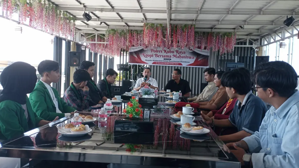  Suasana diskusi antara Polres Kubu Raya dengan mahasiswa dan organisasi kepemudaan saat kegiatan "Ngopi Bareng" di Hotel Harmony In, Sungai Raya. Forum tersebut menjadi sarana menyerap aspirasi masyarakat melalui kalangan akademisi dan pemuda. (ISTIMEWA)