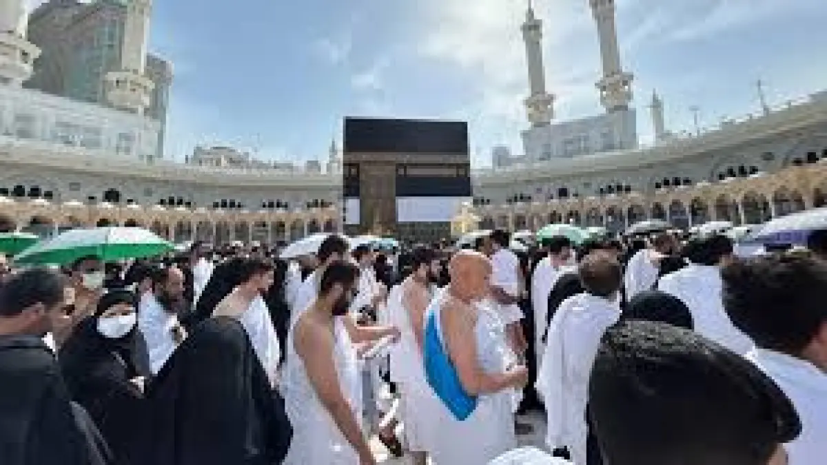 Jemaah haji  saat beribadah thawaf mengelilingi Ka