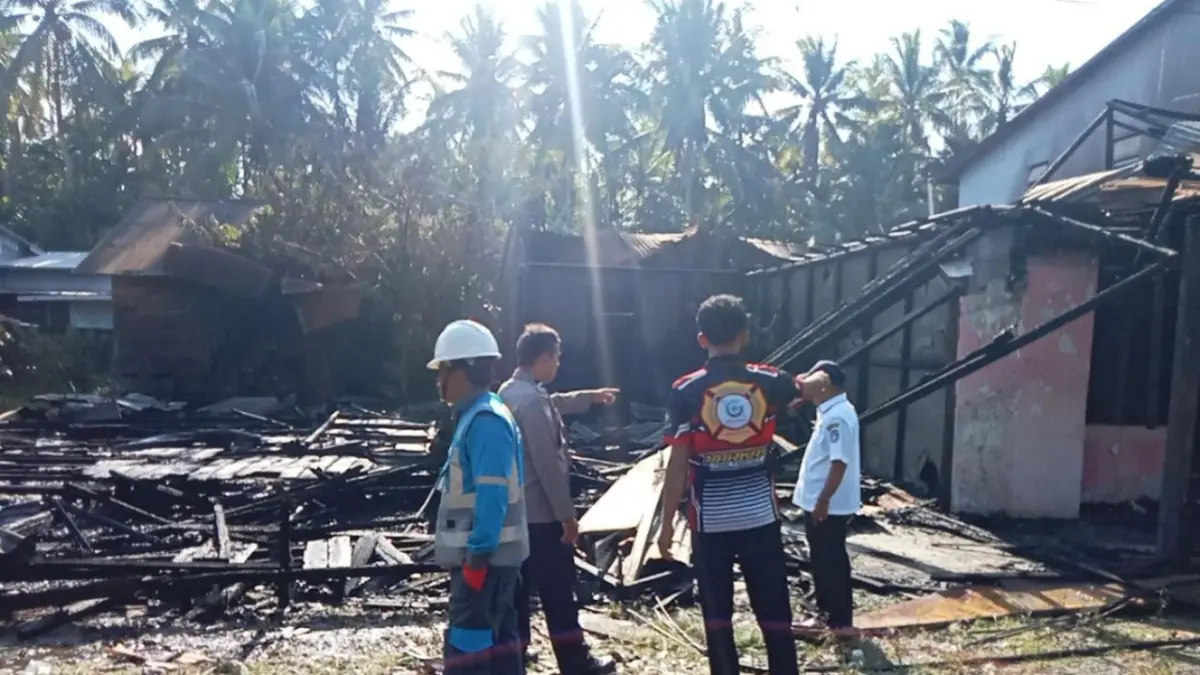 Kebakaran melanda sebuah rumah kosong di Pal Sembilan Kecamatan Sungai Kakap pada Rabu 93/6) pagi.