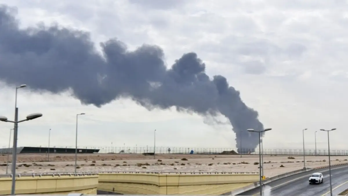 Kepulan asap dari ledakan di Bandara Internasional Kuwait usai dihantam drone Iran, Rabu (3/6). (Anadolu) 