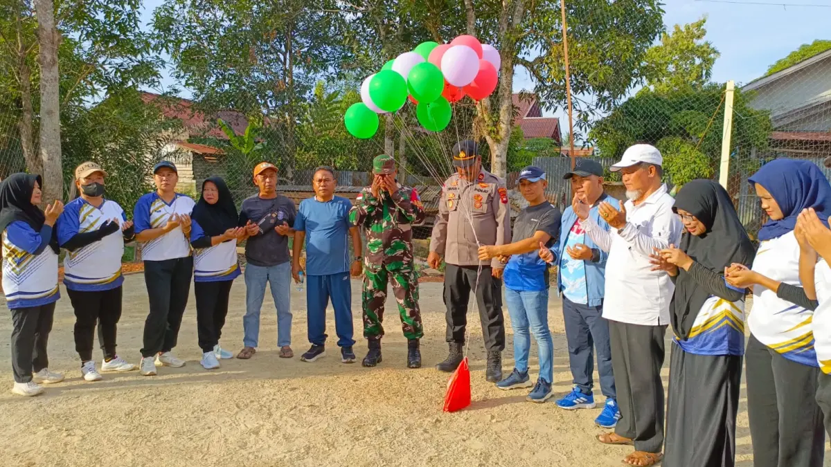 Ketua PBVSI Kapuas Hulu Abang Surahman melepaskan balon sebagai tanda dimulainya turnamen voli tawa canda.  (ISTIMEWA)