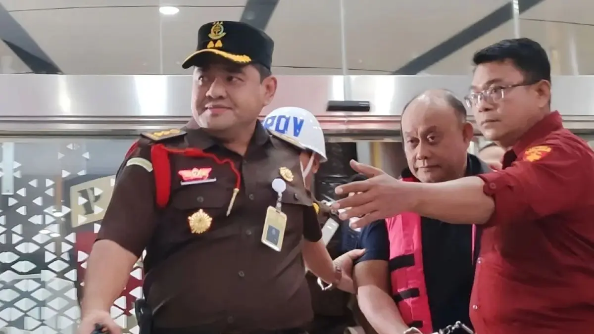Mantan Kepala Badan Gizi Nasional (BGN) Dadan Hindayana digiring oleh petugas menuju mobil tahanan di Gedung Jampidsus Kejagung, Jakarta, Rabu (3/6/2026). (ANTARA)