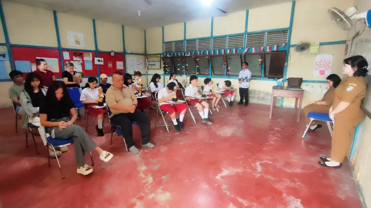 Para siswa SD Bunda Sungai Pinyuh didampingi orang tua saat menerima amplop kelulusan pada Selasa (2/6). (ISTIMEWA)