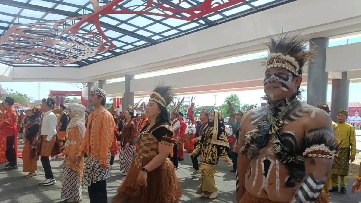 Parade adat nusantara dalam perayaan hari jadi Kota Putussibau ke 131.  (TAUFIK / PONTIANAK POST)