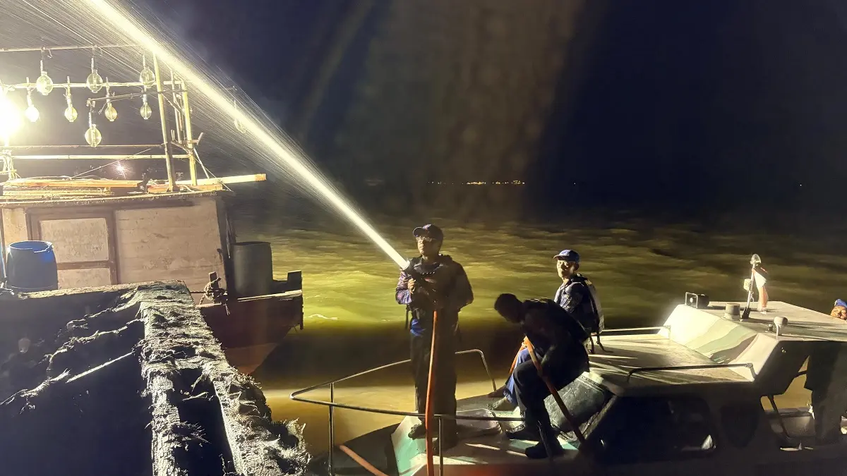 Pemadaman kebakaran yang menghanguskan satu unit kapal penangkap ikan di Dermaga Penajap. (ISTIMEWA)